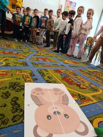 dzieci grają w zabawę nakarm misia i rzucają woreczkiem do celu (4).jpg