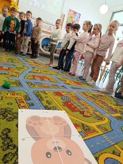dzieci grają w zabawę nakarm misia i rzucają woreczkiem do celu (5).jpg