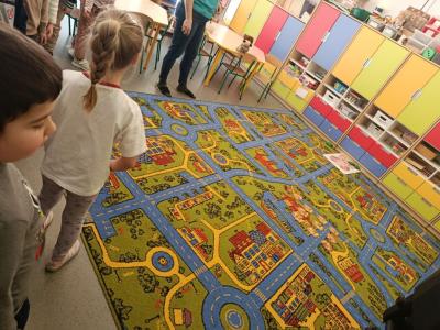 dzieci grają w zabawę nakarm misia i rzucają woreczkiem do celu.jpg