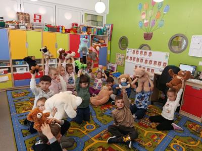 dzieci pokazują swoje misie.jpg