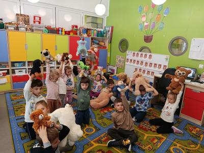 dzieci siedzą na dywanie ze swoimi misiami.jpg