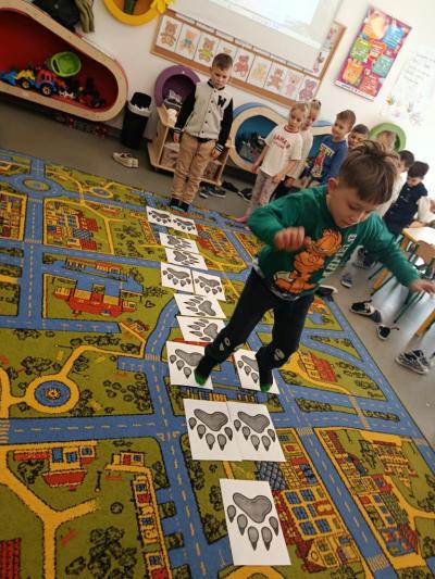 dzieci tropią misia, czyli skaczą po jego śladach (2).jpg