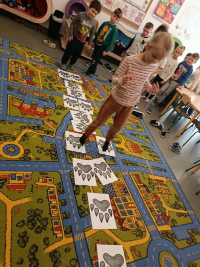 dzieci tropią misia, czyli skaczą po jego śladach (3).jpg