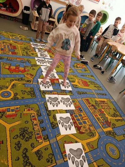 dzieci tropią misia, czyli skaczą po jego śladach (4).jpg