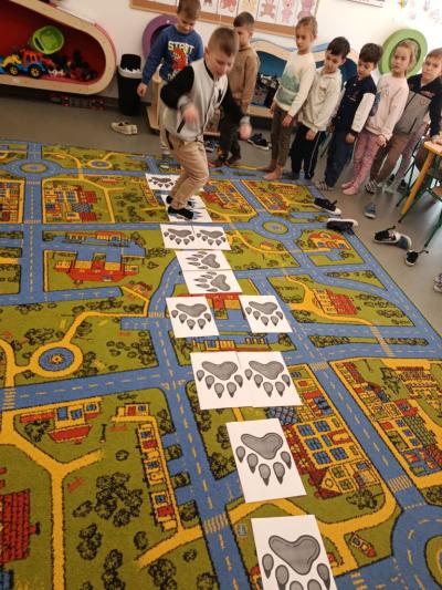 dzieci tropią misia, czyli skaczą po jego śladach (5).jpg