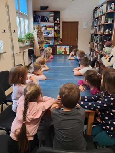 Dzieci oglądają przedstawienie o misiu.jpg