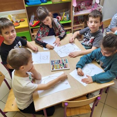 Dzieci rysują swojego ulubionego misia.jpg