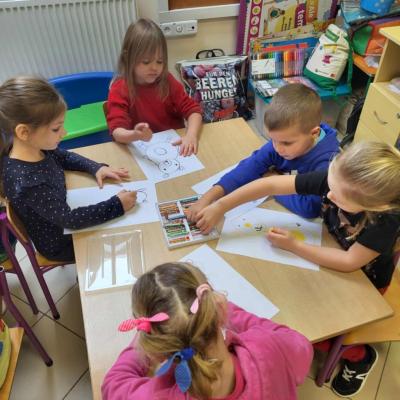 Zabawa plastyczna przy stolikach.jpg