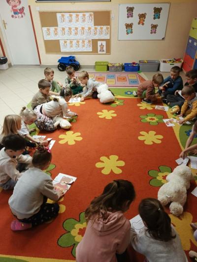 cała grupa układa puzzle.jpg