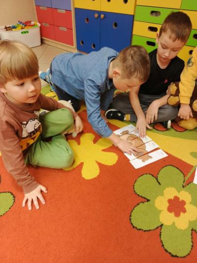 układanie puzzli misiów (2).jpg