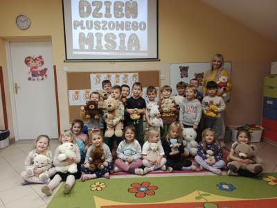 zdjęcie grupowe dzieci z grupy biedronki z pluszakami.jpg