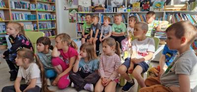 Dzieci skupiają swoją uwagę na opowiadaniu.jpg