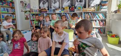Dzieci w bibliotece.jpg