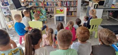 Pani bibliotekarka czyta opowieść o mądrej kurce.jpg