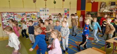 Radość dzieci podczas tańców integracyjnych.jpg