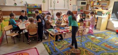 Dzieci tworzą własną zabawkę z plastikowej butelki.jpg