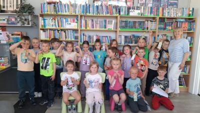 1.  Zdjęcie grupowe ,,Skrzatów'' z panią Eweliną Skrzypiec.jpg