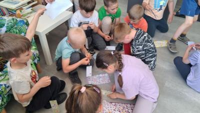 11. Dzieci projektują własne zakładki do ksiązki..jpg