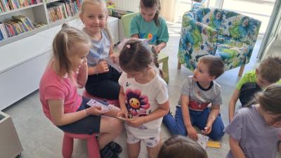 12. Ozdabianie przez dzieci własnych zakładek..jpg