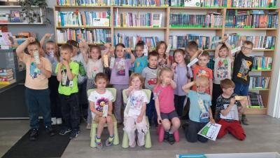 17. Zdjęcie grupowe - prezentacja przez dzieci gotowych zakładek do książek..jpg