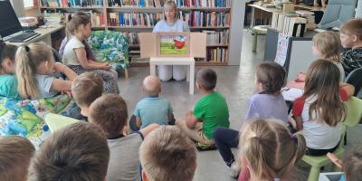 2. Dzieci słuchają i oglądają teatrzyku kamishibai czytanego przez panią Ewelinę.jpg