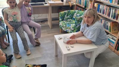 6. Obserwacja przez dzieci doświadczenia z kamieniami i wodą..jpg