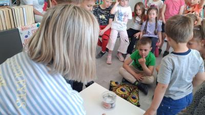 8. Obserwacja doświadczenia z wodą i kamieniami..jpg