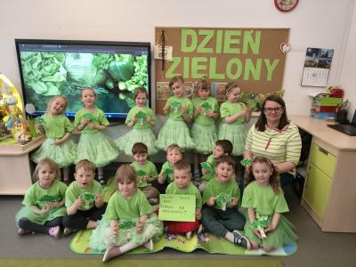 zdjęcie grupowe w zielonych ubraniach.jpg