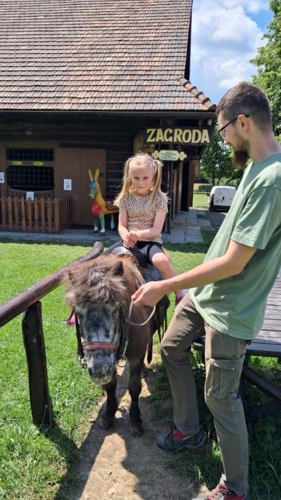 dziewczynka na kucyku (2).jpg
