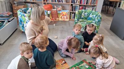 2. Misie słuchają książki czytanej przez panią Ewelinę Skrzypiec.jpg