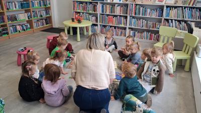 4. Rozmowa ,,Misiów,, z panią bibliotekarką..jpg