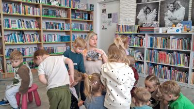 7. Pokaz różnych jeżyków przez panią bibliotekarkę..jpg