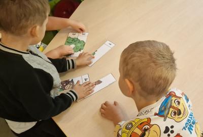 4. Dzieci w poszczególnych grupach układają puzzle.jpg