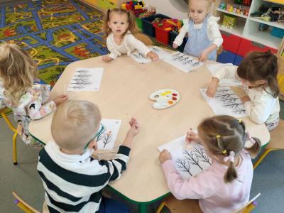 Dzieci pracują przy stolikach.jpg
