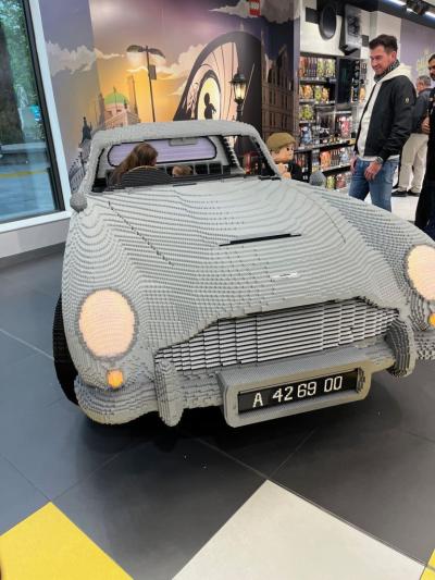 samochód z klocków Lego
