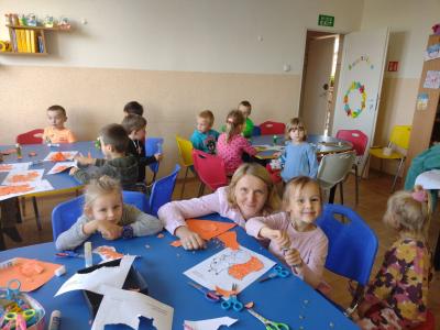 Dzieci z grupy „Leśne Duszki” siedzą przy stoliku razem z wychowawczynią P. Dorotą Mrozek