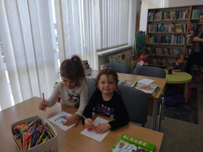 Dzieci z grupy Sówki wykonują pracę plastyczną w Bibliotece