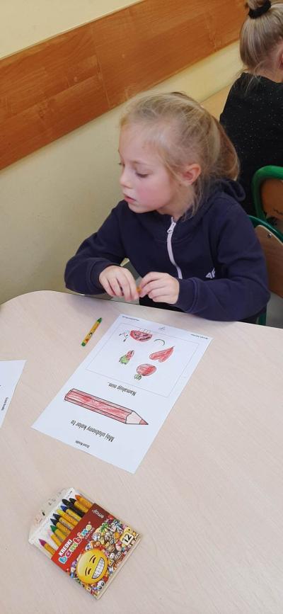 Dzieci kolorują kredkę w swoim ulubionym kolorze oraz rysują w ramce przedmioty w wybranym przez siebie kolorze
