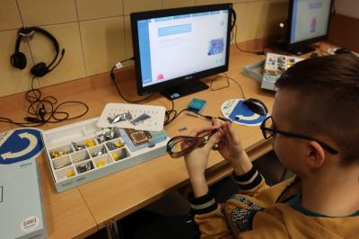 Uczniowie przy stanowisku komputerowym - montują zestawy BeCreo do nauki programowania i mechatroniki