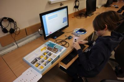 Uczniowie przy stanowisku komputerowym - montują zestawy BeCreo do nauki programowania i mechatroniki