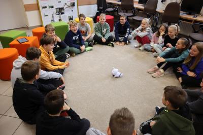 Młodzież podczas lekcji języka niemieckiego wykorzystuje robota Photona. Robot wydaje dźwieki oraz świeci czułkami reagując na wypowiedzi dzieci.