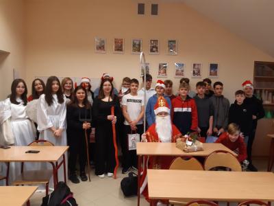 Zdjęcie grupowe klasy: do zdjęcia pozuje równiez święty mikołaj, jego pomocnice oraz diabełki.