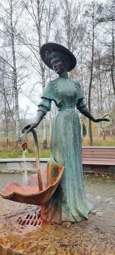 Zdjęcie pomnika przedstawiające damę z parasolką.