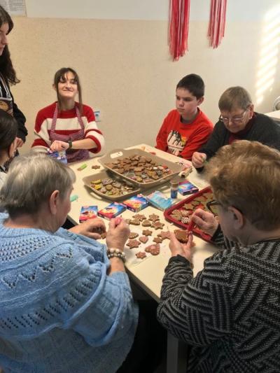 Uczniowie szkoły wspólnie z seniorami przygotowują Bożonarodzeniowe pierniczki