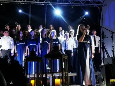 Uczniowie zespołu Regnum Sonoris świewają w chórze podczas koncertu.