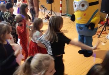 Wesoła zabawa - minionek tańczy z dziećmi do rytmu muzyki