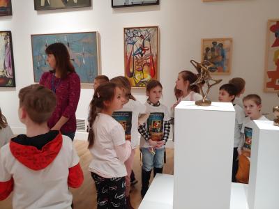 Dzieci oglądaja dzieła sztuki