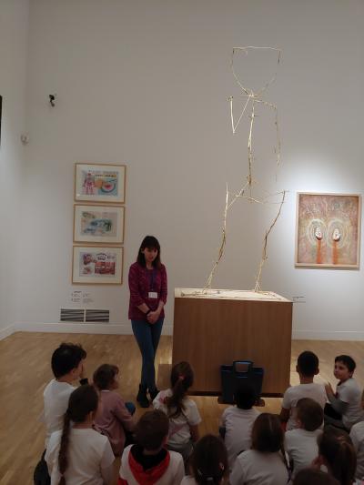 Dzieci oglądaja dzieła sztuki.