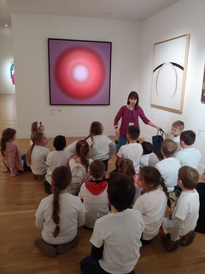 Dzieci oglądaja dzieła sztuki