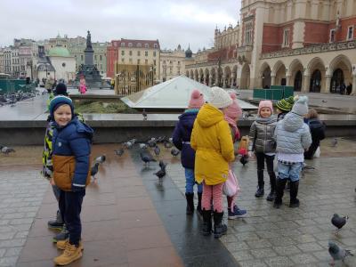 Dzieci na Krakowskim Rynku.